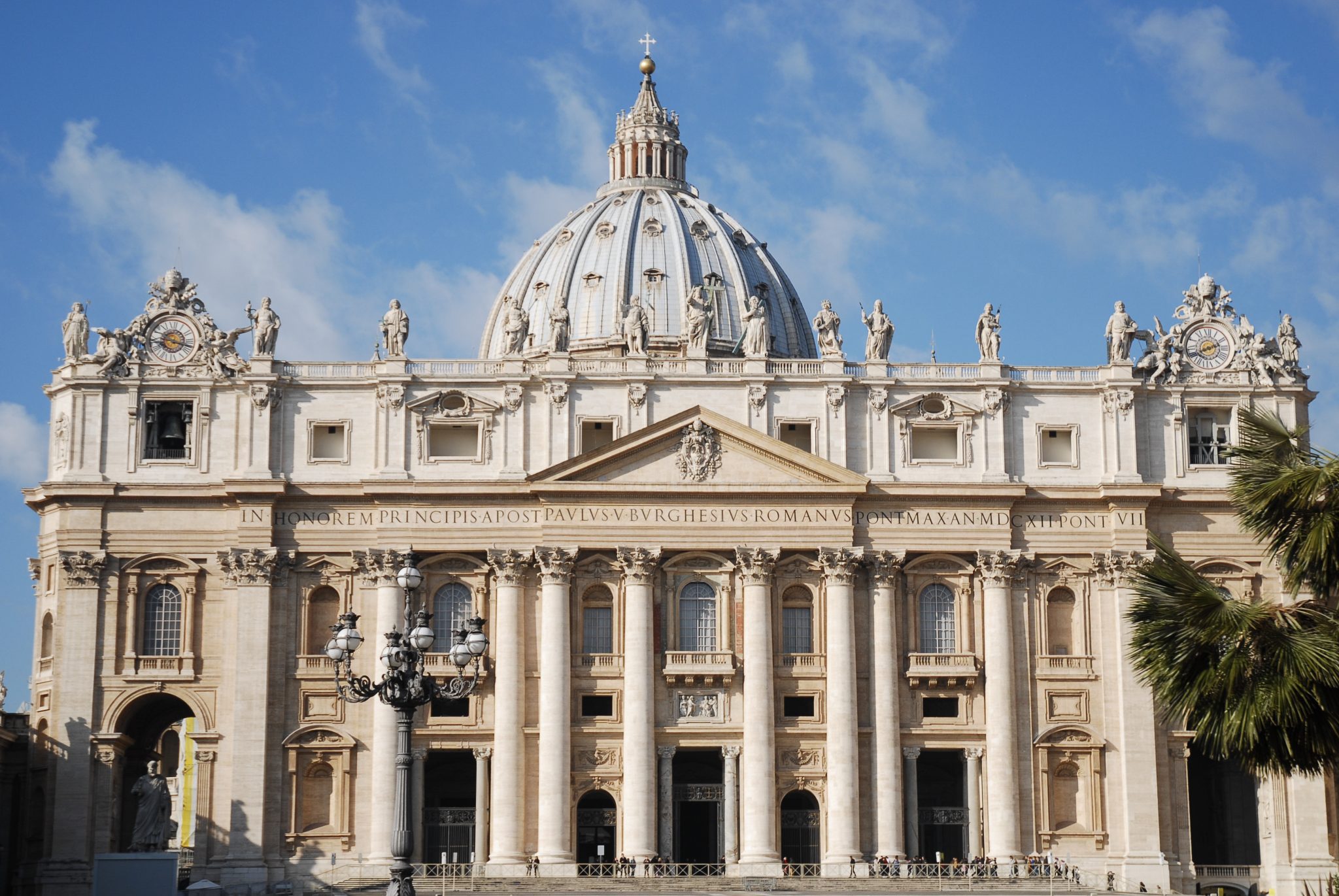 St._Peter's_Basilica_view_from_Saint_Peter's_Square,_Vatican_City,_Rome,_Italy